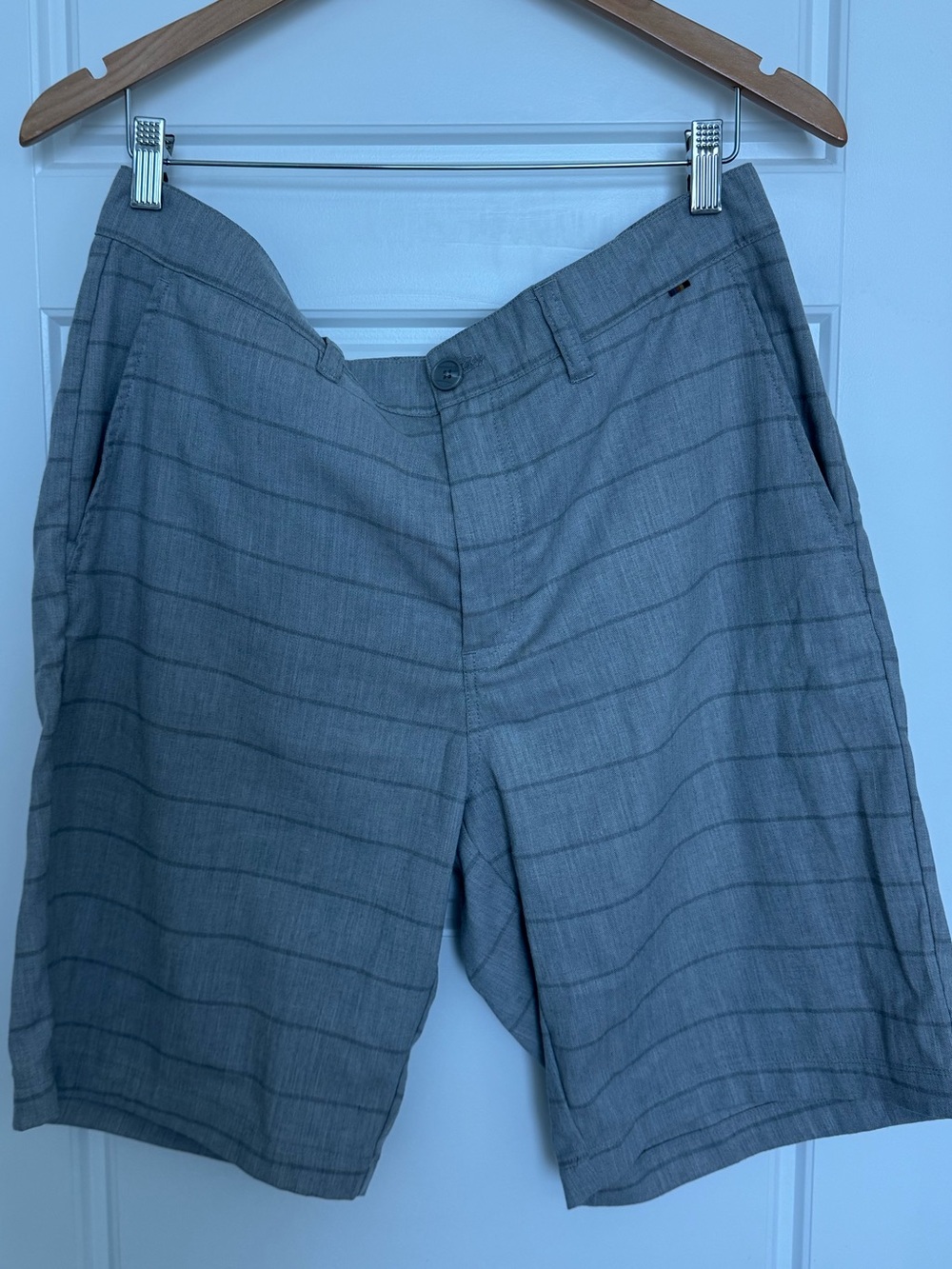 Men's Travis Matthews Gray Striped Casual Shorts Size 34
